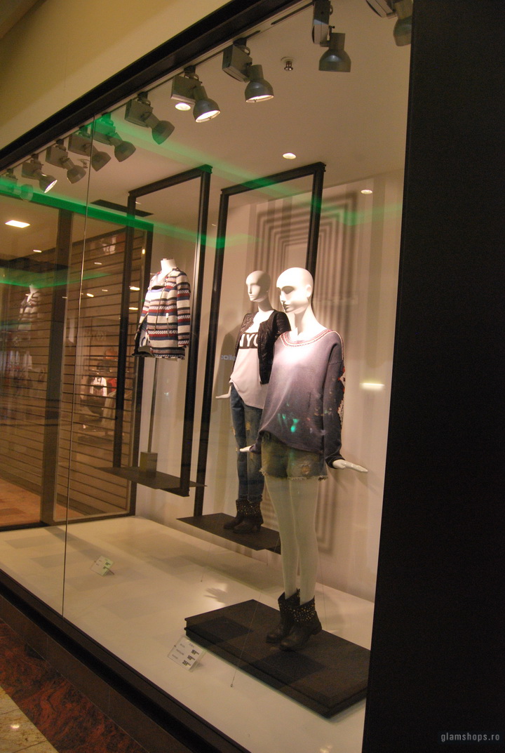 Zara shop windows scheme "frames" -  Bucharest & Jakarta