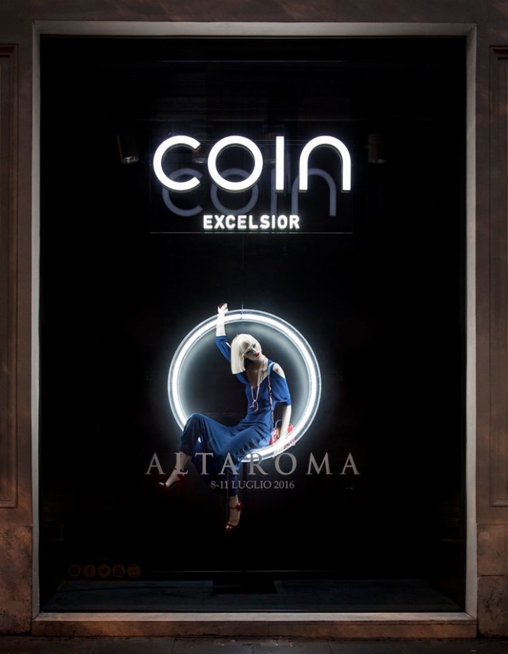 Coin Excelsior window display with neon tubes